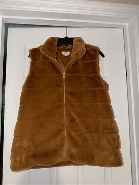 crown & ivy Faux Fur Vest in Camel Brown